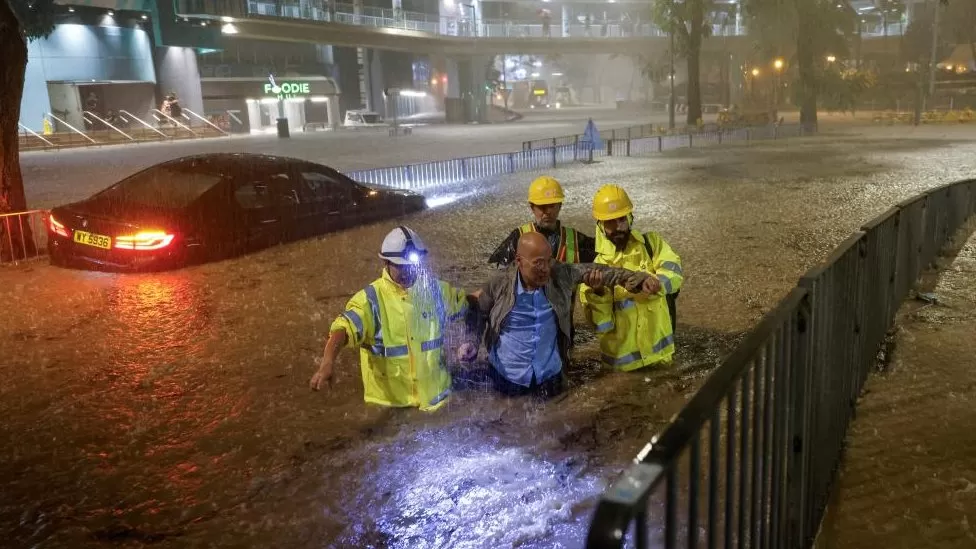 Read more about the article Widespread flooding brought on by historic rains affects Hong Kong and southern China.